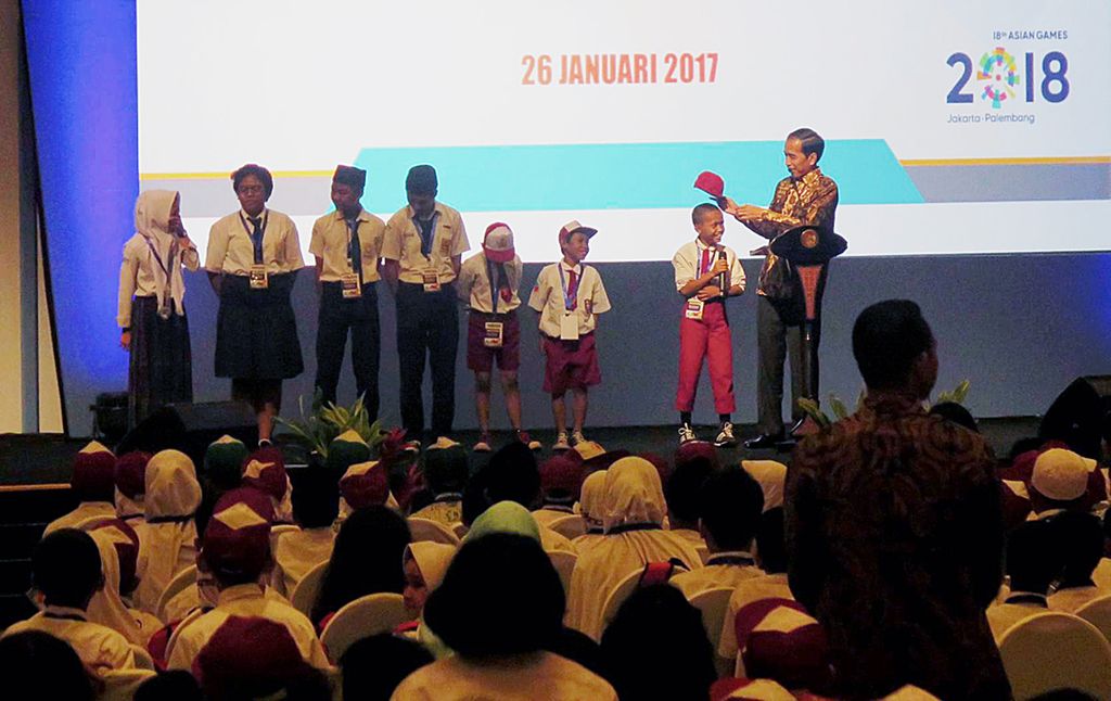 Presiden Joko Widodo berdialog dengan sejumlah siswa sekolah dasar dan sekolah menengah pertama, Kamis (26/1/2017), di acara Rembug Nasional Pendidikan di Jakarta. 