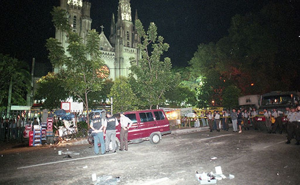 Gereja Katedral Jakarta salah satu sasaran ledakan bom di malam Natal 2000. Teror di luar Gereja Katedral di Lapangan Banteng akibat meledaknya bom yang ditaruh di mobil Kijang B 1024 TD (24/12/2000). Bertepatan dengan perayaan malam Natal 2000 sejumlah tempat ibadah umat Krsiten di Jakarta dan sejumlah daerah lainnya diguncang oleh ledakan bom.