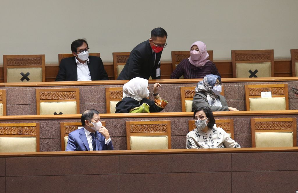 Menteri Perencanaan Pembangunan Nasional/Kepala Bappenas Suharso Monoarfa (kiri) dan Menteri Keuangan Sri Mulyani Indrawati menghadiri rapat paripurna di Kompleks Parlemen, Senayan, Jakarta, Selasa (18/1/2022). DPR mengesahkan Rancangan Undang-Undang Ibu Kota Negara menjadi undang-undang.