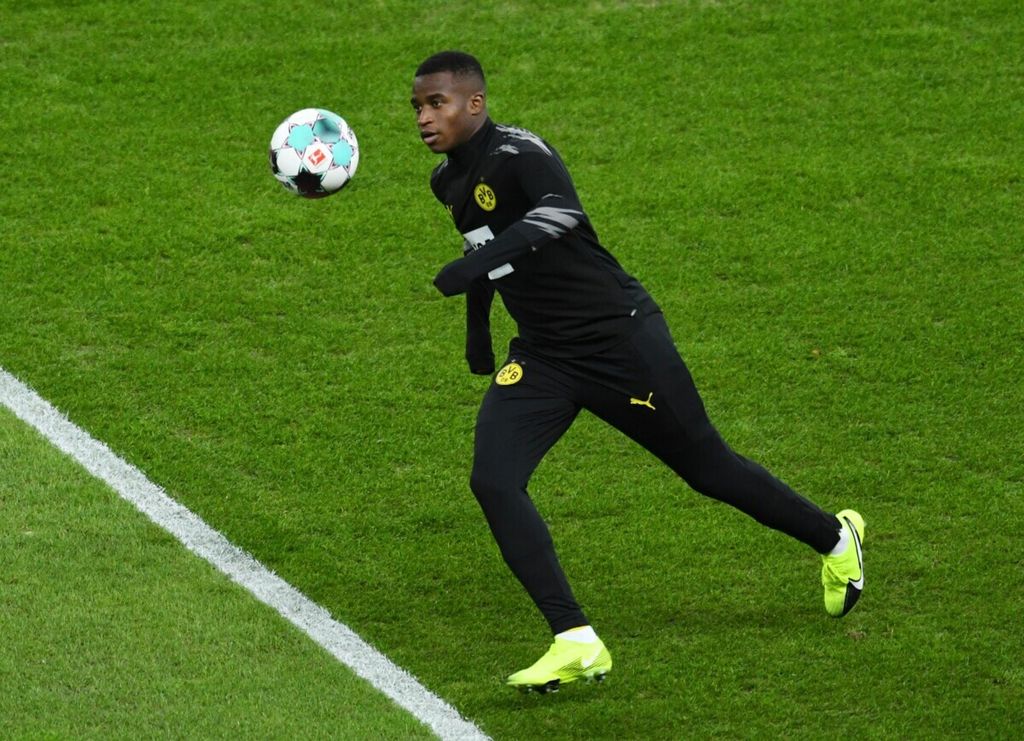 Penyerang muda Borussia Dortmund, Youssoufa Moukoko, mengontrol bola saat laga kontra Hertha Berlin, 21 November 2022. Dia menjadi pemain termuda tim nasional Jerman untuk Piala Dunia Qatar 2022.