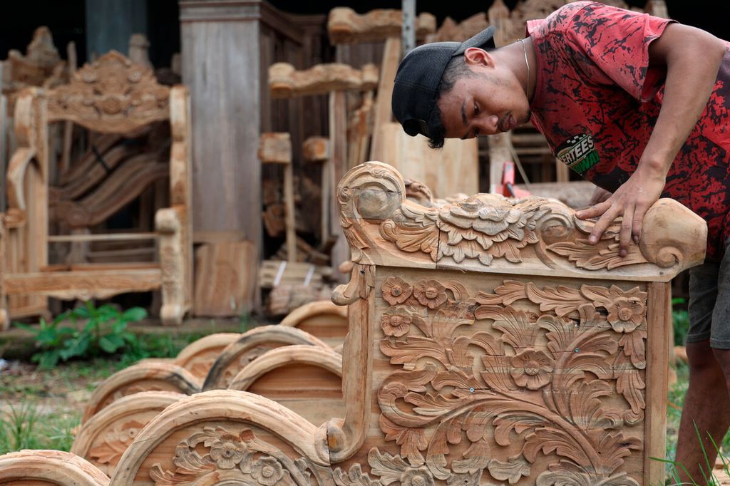 Perajin menyelesaikan pembuatan mebel ukir yang masih bertahan dengan beragam tren bentuk mebel kekinian di Kecamatan Tahunan, Kabupaten Jepara, Jawa Tengah, Kamis (24/11/2022). 