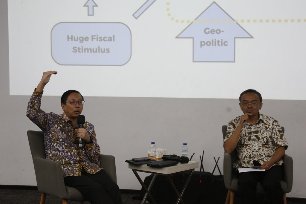 Rektor Unika Atma Jaya A Prasetyantoko (kiri) menjadi pembicara dalam webinar yang diadakan Kompas.id di Universitas Multimedia Nusantara, Tangerang, Senin (6/3/2023). 