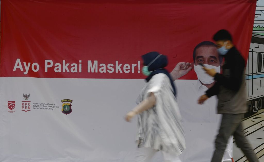 Ajakan bagi warga untuk selalu memakai masker terpasang di Stasiun Tanah Abang, Jakarta Pusat, Sabtu (29/8/2020).