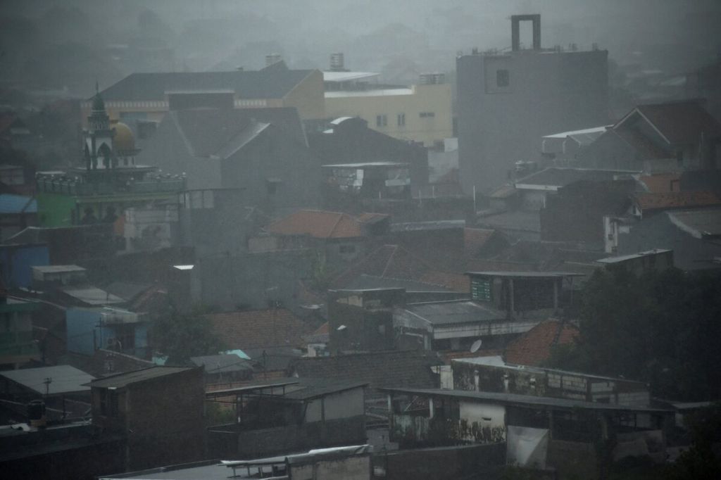 Kawasan permukiman dilanda hujan deras di Kota Surabaya, Jawa Timur, Senin (8/2/2021). Curah hujan yang intens dan berdurasi lama membuat sejumlah wilayah rentan bencana hidrometeorologi.