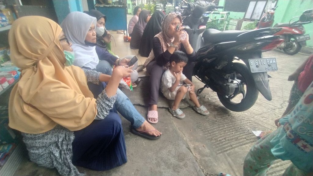 Para orangtua murid sedang menunggu anak mereka selesai pembelajaran, di Kecamatan Jatiasih, Kota Bekasi, Jawa Barat, Rabu (16/11/2022).