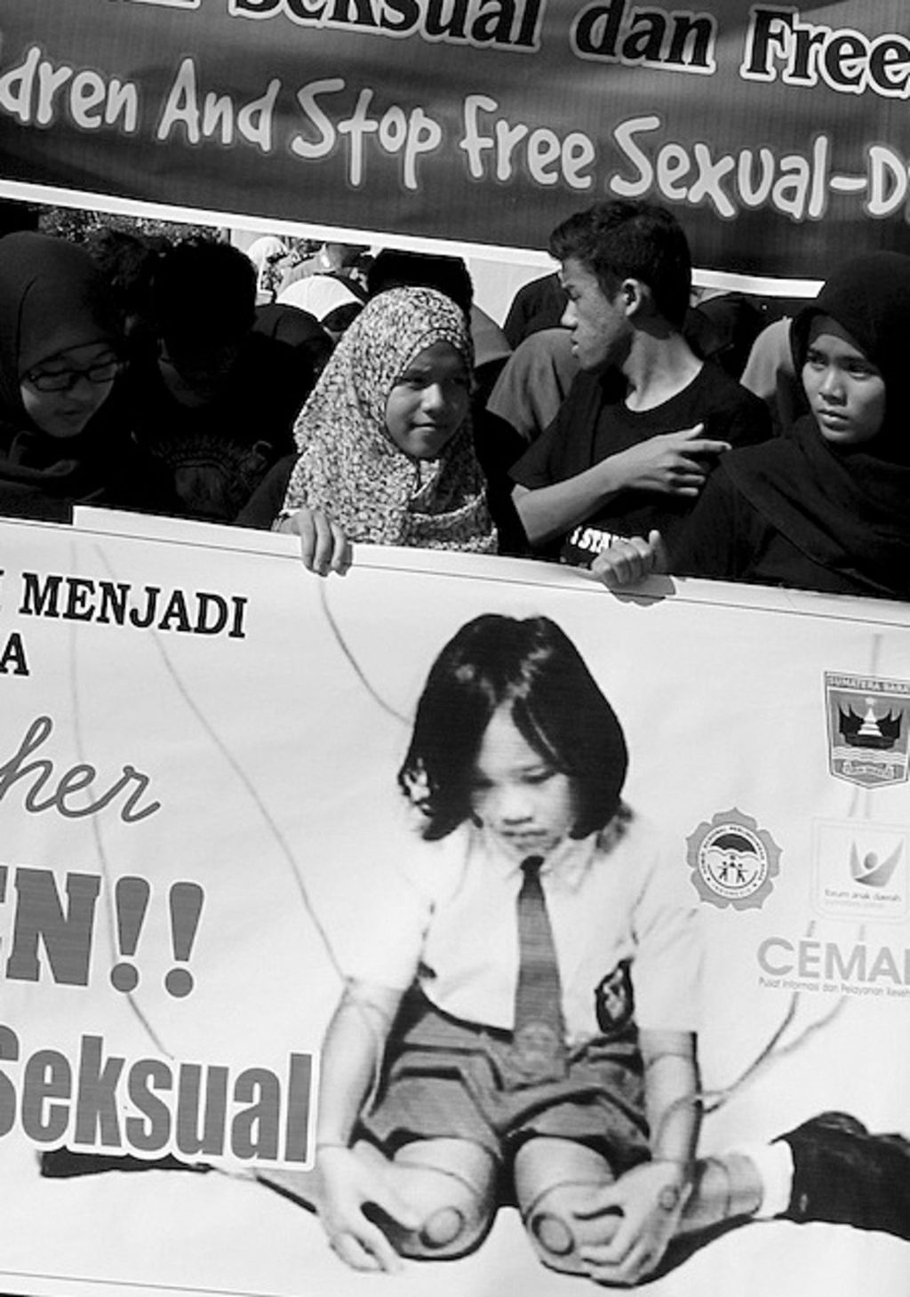 Pelajar dari berbagai wilayah di Sumatera Barat menggelar aksi solidaritas menyikapi maraknya kasus kekerasan seksual terhadap anak di Indonesia di kawasan Jalan Sudirman Kota Padang, Minggu (25/5). Lewat aksinya, mereka mengajak warga untuk ambil bagian dalam upaya perlindungan terhadap anak-anak dari tindakan asusila.