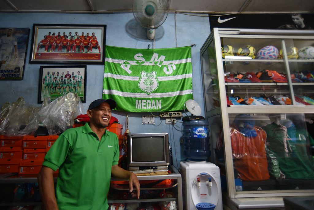 Sejumlah pernak-pernik PSMS Medan, antara lain bendera, yang dikoleksi warga pencinta PSMS di toko olahraga di kawasan Jalan Gedung Arca, Kecamatan Medan Kota, Kota Medan, Sumatera Utara, Selasa (18/7/2023).