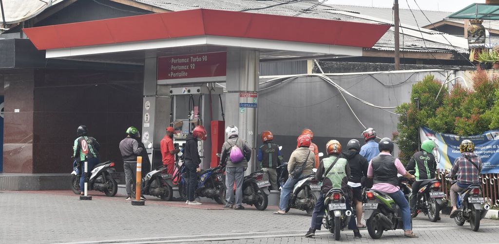 Motorcycle riders refuel at one of Pertamina's gas stations in West Jakarta, on Friday (11/2/2022).