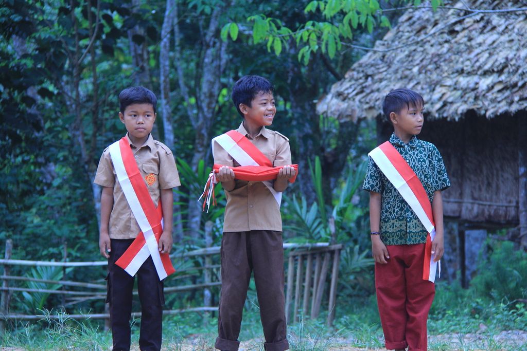 Melandai, Menalang, dan Ngambur, anak  komunitas Orang Rimba di penyangga Taman Nasional Bukit Duabelas, Jambi, menjadi pengibar bendera Merah Putih, Rabu (17/8/2022). 
