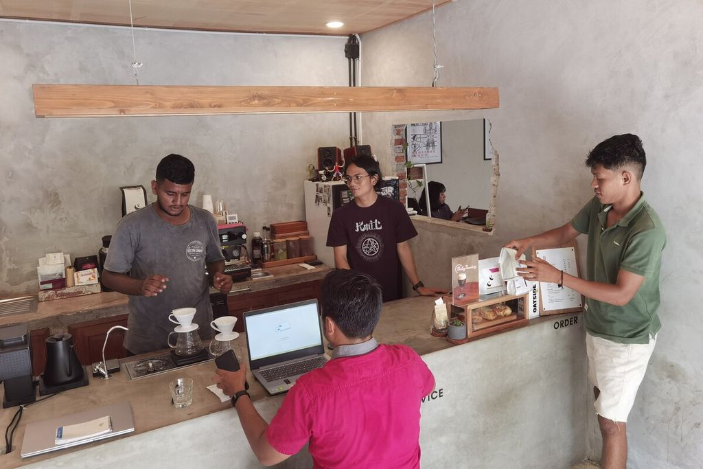Tidak hanya menjadi tempat <i>ngopi</i>, kedai kopi juga ruang untuk belajar hal-hal terkait kopi. Seperti terlihat di Harmos Brew di Jalan Pramuka, Mataram, Nusa Tenggara Barat, pada Kamis (27/10/2022).