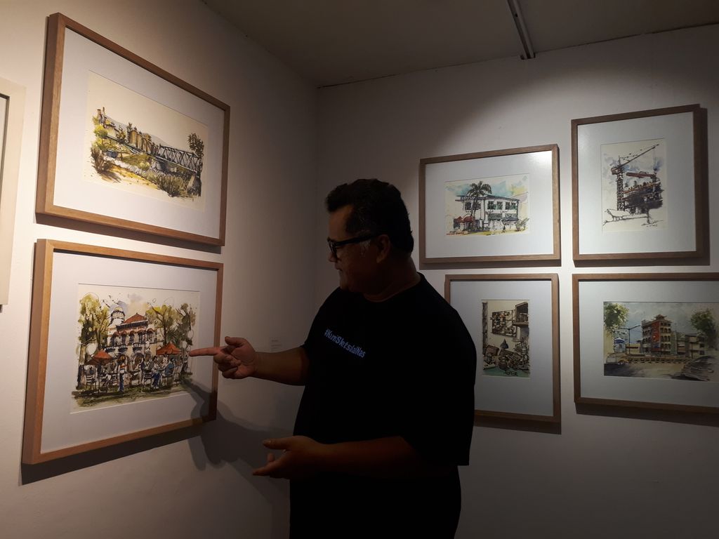 Elvin Emeraldo menceritakan proses di balik karya sketsanya di Galeri Nasional, Gambir, Jakarta Pusat, Jumat (7/10/2022).