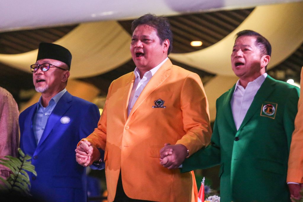Ketua Umum DPP Partai Golkar Airlangga Hartarto (tengah), Ketua DPP Partai Amanat Nasional (PAN) Zulkifli Hasan (kiri), dan Ketua DPP Partai Persatuan Pembangunan (PPP) Suharso Monoarfa menghadiri Silaturahim Nasional Partai Golkar, PAN, PPP yang tergabung dalam Koalisi Indonesia Bersatu (KIB) di Jakarta, Sabtu (4/6/2022). Pertemuan ini digelar sebagai ikhtiar KIB untuk mengenalkan tradisi politik baru. KIB juga menandatangani nota kesepahaman mengenai agenda koalisi ke depan. 