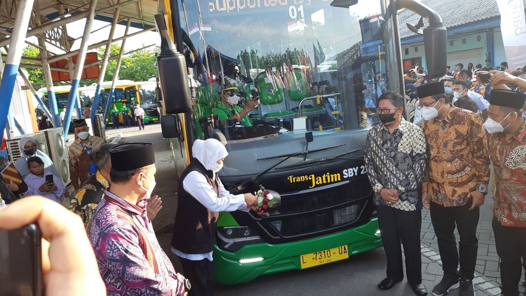 Gubernur Jawa Timur Khofifah Indar Parawansa meresmikan pengoperasian bus Trans Jatim, Jumat (19/8/2022). Armada bus sebanyak 22 unit ini akan menjadi tulang punggung transportasi umum yang akan menguatkan konektivitas di wilayah aglomerasi Surabaya, Sidoarjo, dan Gresik.