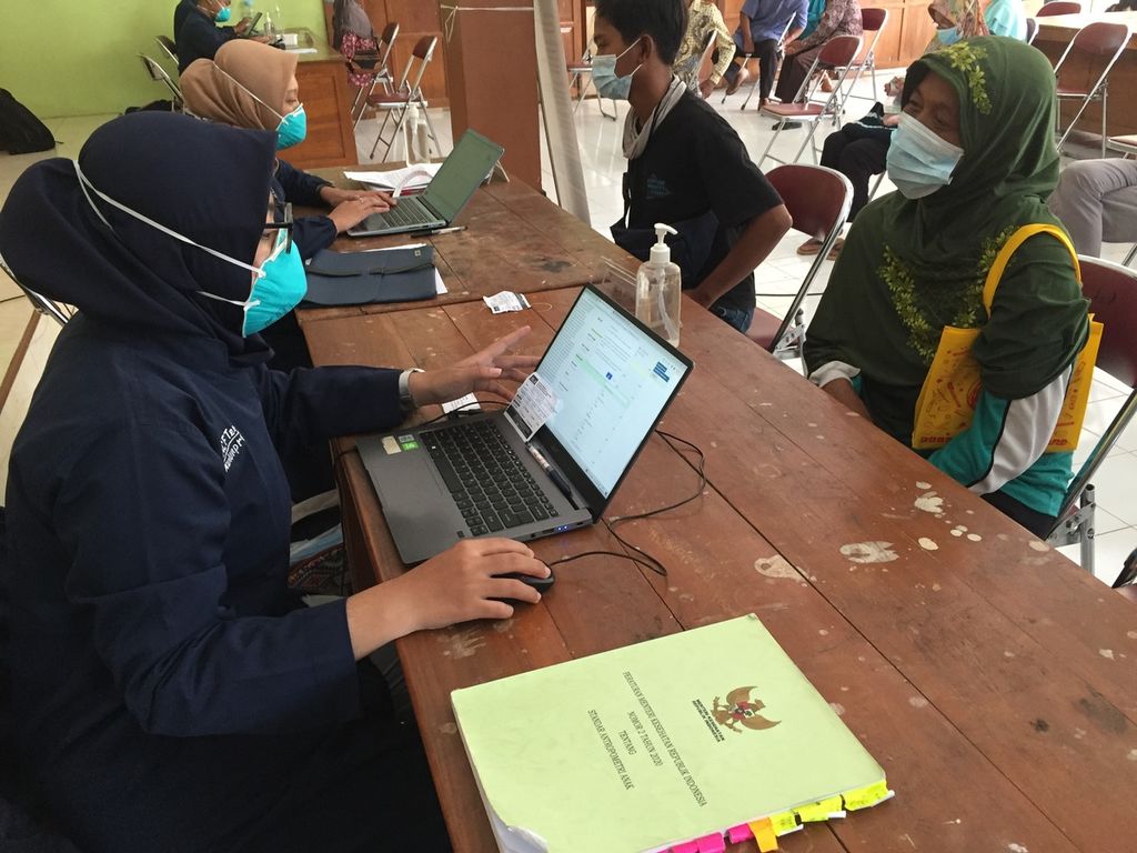 Tenaga kesehatan mewawancarai seorang warga terkait ada atau tidaknya gejala Covid-19 dan tuberkulosis dalam kegiatan penapisan tuberkulosis yang digelar tim Proyek Zero TB di Balai Desa Giri Purwo, Kabupaten Kulon Progo, Selasa (29/3/2022).
