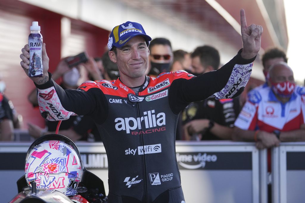 Pebalap Aprilia Racing, Aleix Espargaro, berhasil merebut posisi start terdepan dalam balapan MotoGP seri Argentina di Sirkuit Termas de Rio Hondo, Argentina, Minggu (3/4/2022) pagi WIB. 