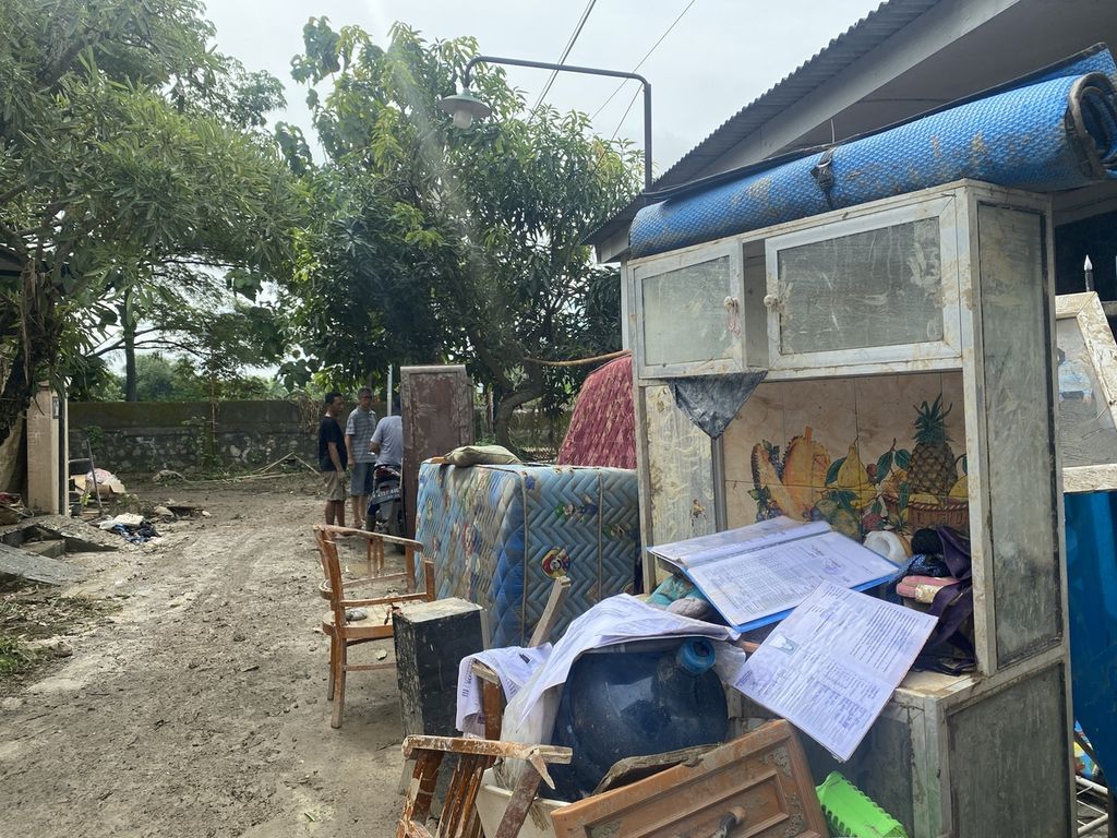 Ilustrasi. Warga menjemur dokumen penting di depan rumah mereka di kompleks Perumahan Dinar Indah, Kelurahan Meteseh, Kecamatan Tembalang, Kota Semarang, Jawa Tengah, Minggu (8/1/2023).