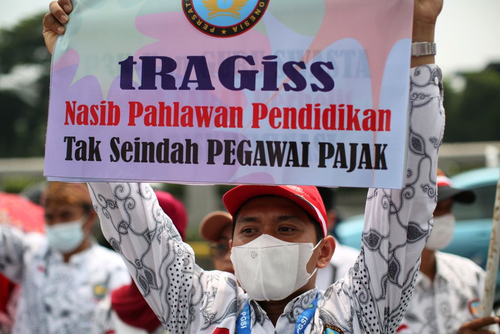 Ratusan guru yang tergabung dalam Persatuan Guru Seluruh Indonesia (PGSI) melakukan aksi damai dalam Silaturahmi Akbar Nasional di depan Gedung DPR, Jakarta, Senin (20/3/2023). 