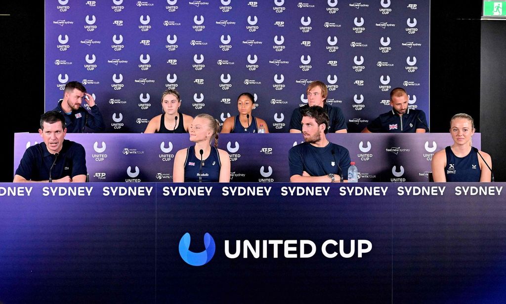 Kapten tim Inggris, Tim Henman (kiri), menghadiri konferensi pers Piala United bersama tim Inggris di Tennis Centre, Sydney, Australia, Rabu (28/12/2022). Piala United yang berlangsung 29 Desember-8 Januari 2023 di Australia menjadi kejuaraan pertama dalam kalender ATP dan WTA untuk musim kompetisi 2023. 