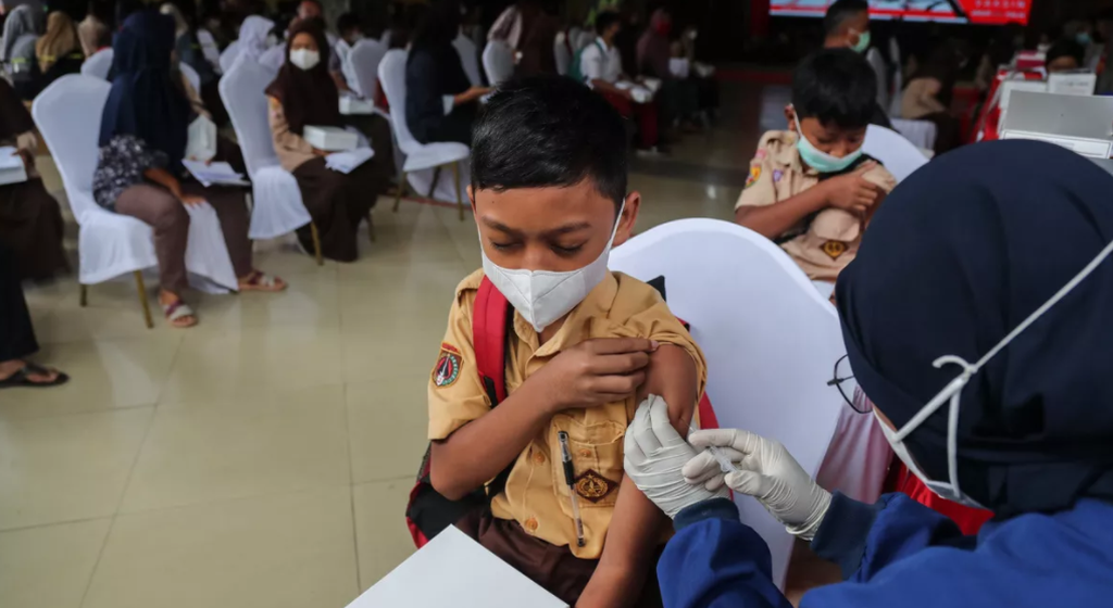 Suasana pelayanan pemberian vaksin Covid-19 di Taman Safari Indoneisa, Cisarua, Kabupaten Bogor Jawa Barat, yang menjadi bagian acara Vaksinasi Massal Serentak se Indonesia, Kamis (23/12/2021). Selain warga umum, acara yang digelar secara massal ini juga menyasar para pelajar usia 6-11 tahun. Pemberian vaksin secara massal ini untuk percepatan capaian dan pemerataan pemberian vaksin bagi warga di seluruh Indonesia.