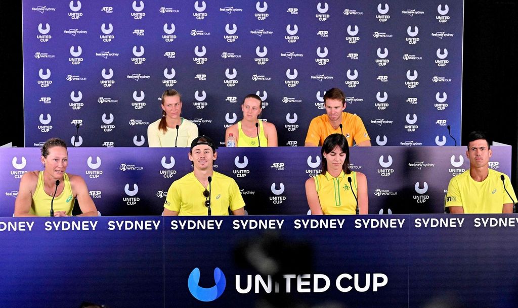 Kapten tim Australia, Sam Stosur (kiri), bersama tim Australia menghadiri konferensi pers Piala United di Tennis Centre, Sydney, Australia, Rabu (28/12/2022). Piala United yang berlangsung 29 Desember-8 Januari 2023 di Australia menjadi kejuaraan pertama dalam kalender ATP dan WTA untuk musim kompetisi 2023. 