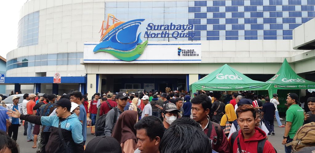 Suasana terminal penumpang kapal di Gapura Surya Tanjung Perak Surabaya, Rabu (8/3/2023). Ratusan penumpang berjubel saat Kapal Motor Labobar bersandar. Kapal ini melayani perjalanan Surabaya menuju Makassar dan Papua. 