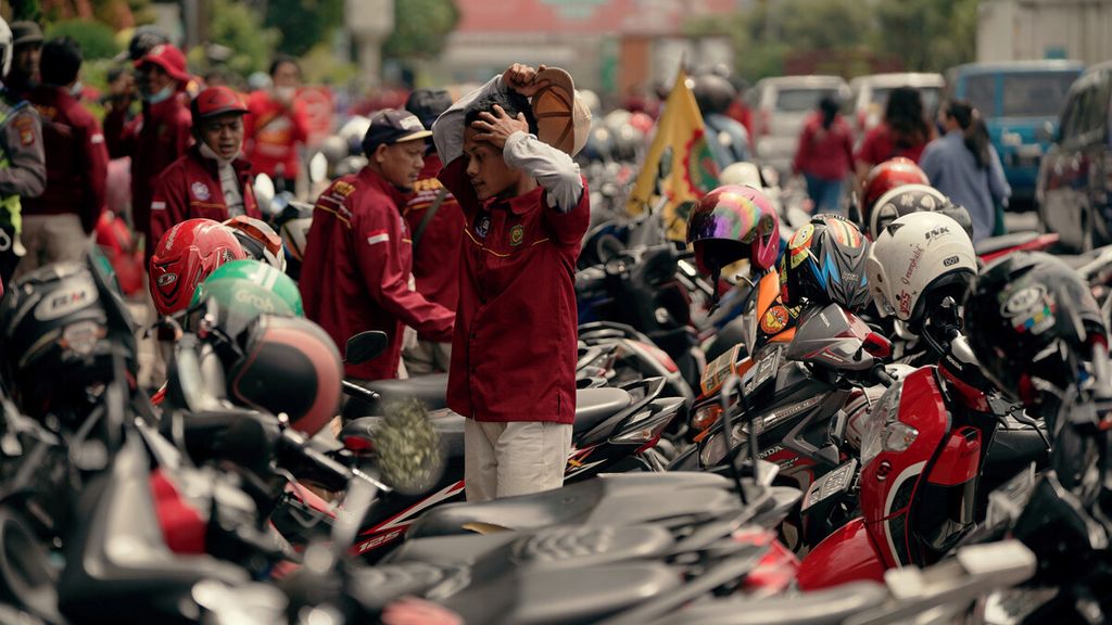 Buruh berunjuk rasa damai di kantor Dinas Tenaga Kerja di Kota Bekasi, Jawa Barat, Kamis (25/11/2021). Buruh menuntut upah minimum kota/kabupaten (UMK) dinaikkan sebesar 10 persen. 