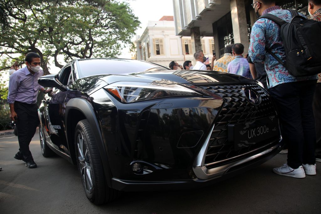 Mobil listrik Lexus UX 300e diparkir di depan kantor Kemenko Perekonomian, Jakarta, Rabu (10/8/2022). Mobil ini rencananya akan menjadi kendaraan delegasi KTT G20 di Bali yang digelar Oktober-November 2022. Toyota Astra Motor memberikan bantuan 143 unit kendaraan listrik ini untuk digunakan pada KTT G20. 