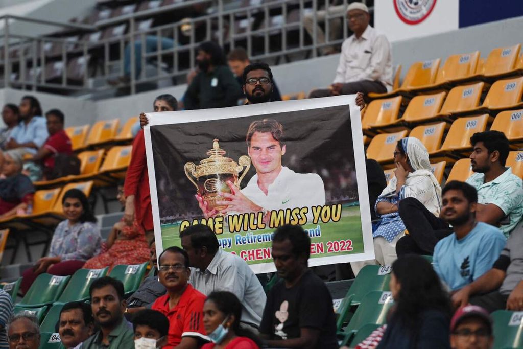 Seorang penonton membawa poster bergambar petenis kawakan Swiss Roger Federer pada laga perempat final turnamen WTA 250 Chennai antara Eugenie Bouchard (Kanada) dan Nadia Podoroska (Argentina) di Chennai, India, Jumat (16/9/2022). 