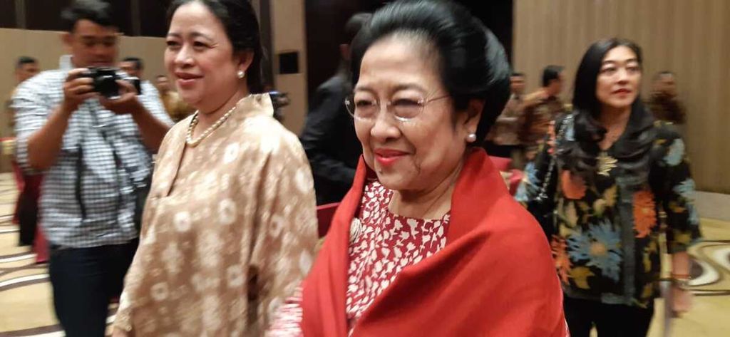 Presiden ke-5 RI yang juga Ketua Umum PDI-P Megawati Soekarnoputri tiba di acara jamuan makan malam pengukuhan gelar untuk putrinya, Puan Maharani, di Semarang, Kamis (13/2/2020).