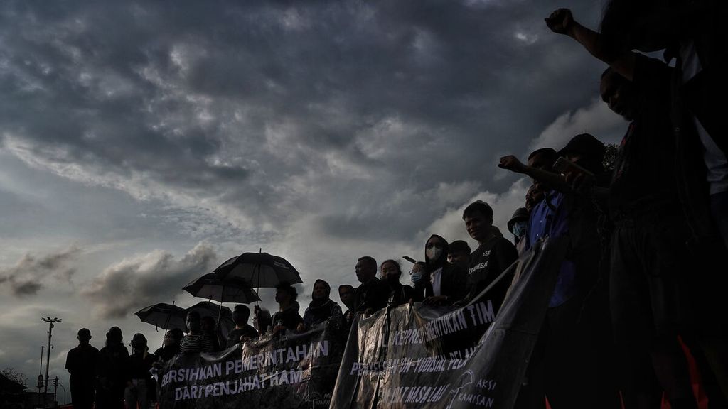 Suasana para aktivis saat mengikuti aksi Kamisan di seberang Istana Merdeka, Jakarta, Kamis (2/2/2023). 