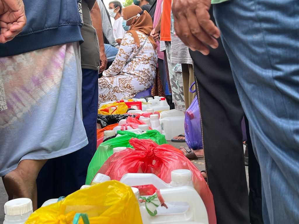 Sejumlah warga mengantre minyak goreng di depan sebuah toko di Jalan Veteran, Makassar, Jumat (25/3/2022). Sepekan menjelang Ramadhan, minyak goreng masih langka dan mahal.