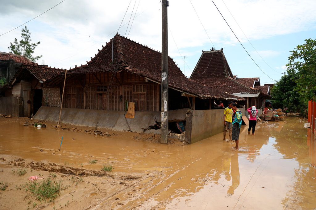 Material lumpur yang menggenangi rumah dan jalan setelah banjir bandang menerjang Desa Sinomwidodo, Kecamatan Tambakromo, Kabupaten Pati, Jawa Tengah, Kamis (1/12/2022). 