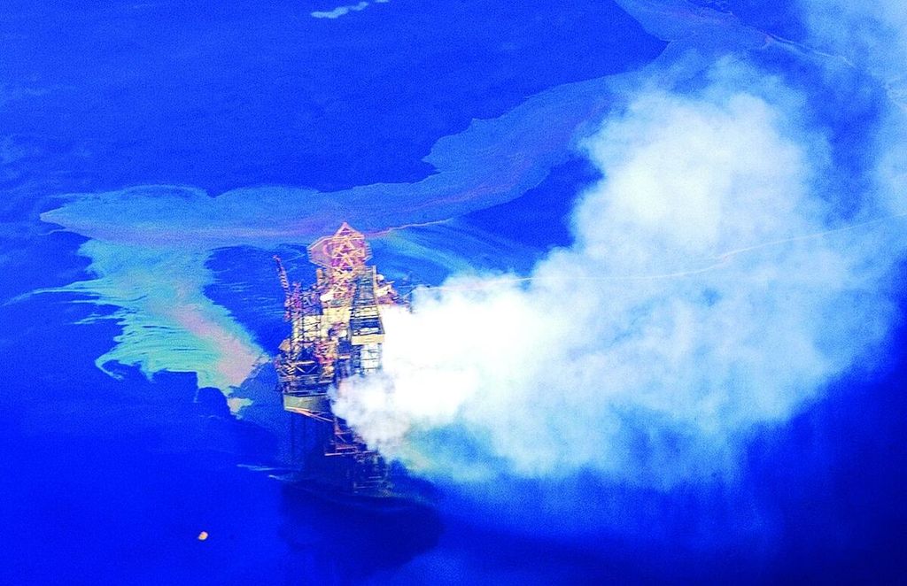 Foto yang diperoleh pada 28 September 2009 ini menunjukkan kebocoran minyak ladang minyak lepas pantai Montara di Laut Timor.