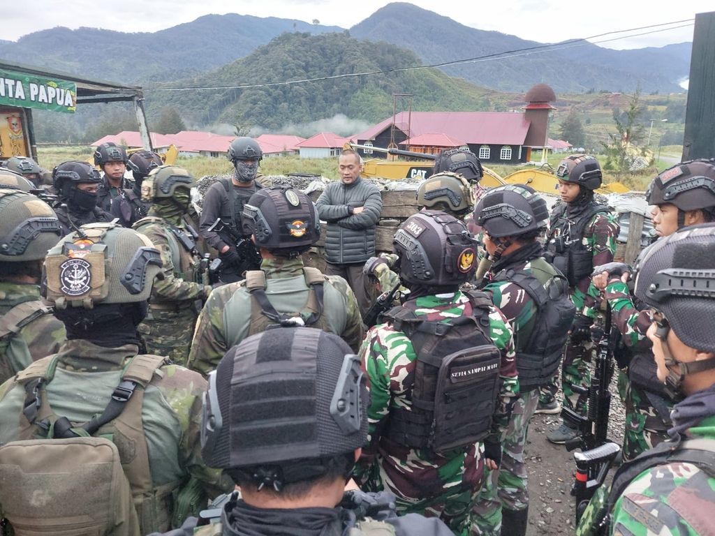 Komandan Resor Militer 173/Praja Vira Braja Brigadir Jenderal Sri Widodo saat mengunjungi prajuritnya di Kabupaten Puncak, Papua Tengah, pada awal tahun 2023.