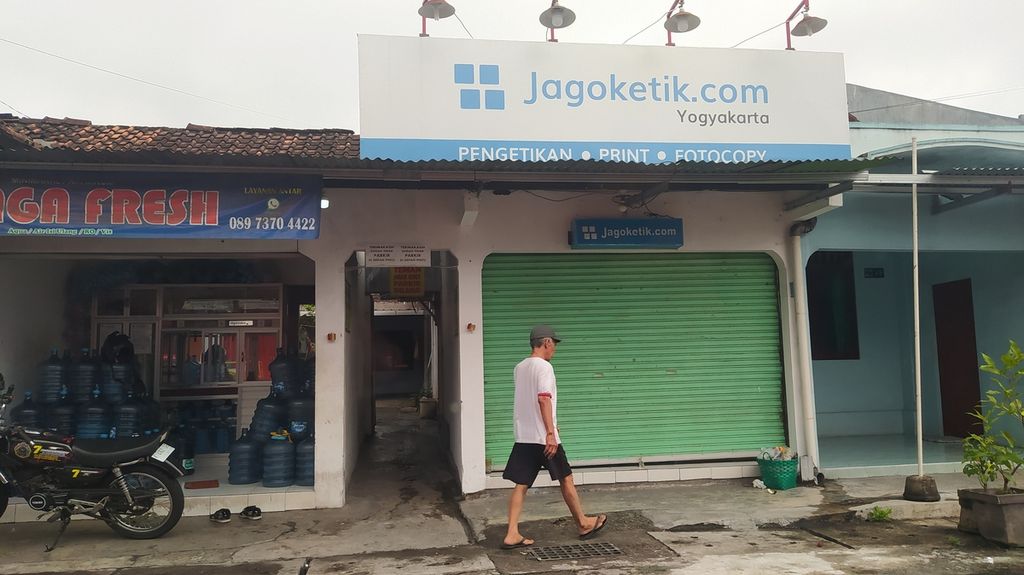 Suasana ruko Jagoketik.com yang berlokasi di daerah Yogyakarta, Minggu (29/1/2021). Jagoketik.com merupakan penyedia jasa joki karya ilmiah. 