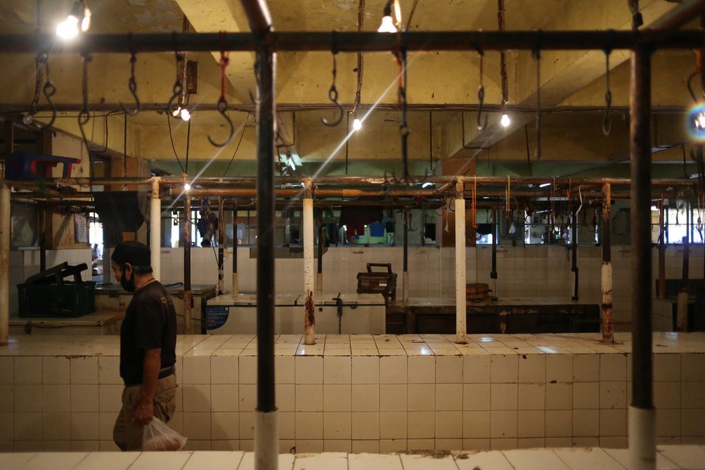 Suasana lengang di los daging Pasar Kebayoran Lama, Jakarta Selatan, saat para pedagang daging sapi melakukan aksi mogok berdagang (2/3/2022). Aksi mogok berjualan dipicu harga daging yang melonjak hingga Rp 150.000 per kg dari sebelumnya Rp 110.000 per kg.