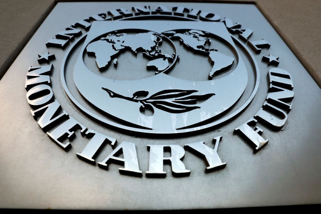 Logo Dana Moneter Internasional (IMF) terlihat di luar gedung kantor pusat di Washington, Amerika Serikat, pada 4 September 2018.