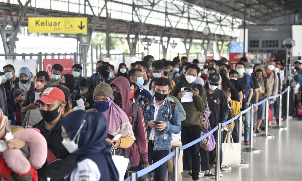 Antrean penumpang kereta api jarak jauh untuk pemeriksaan tiket di peron Stasiun Pasar Senen, Jakarta (5/4/2022). 