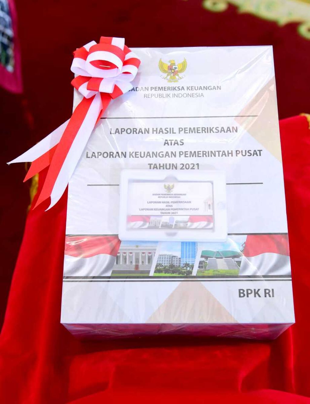 Laporan Hasil Pemeriksaan atas Laporan Keuangan Pemerintah Pusat Tahun 2021 dari Badan Pemeriksa Keuangan yang diserahkan keada Presiden Joko Widodo di Istana Kepresidenan Bogor, Jawa Barat, Kamis (23/6/2022).