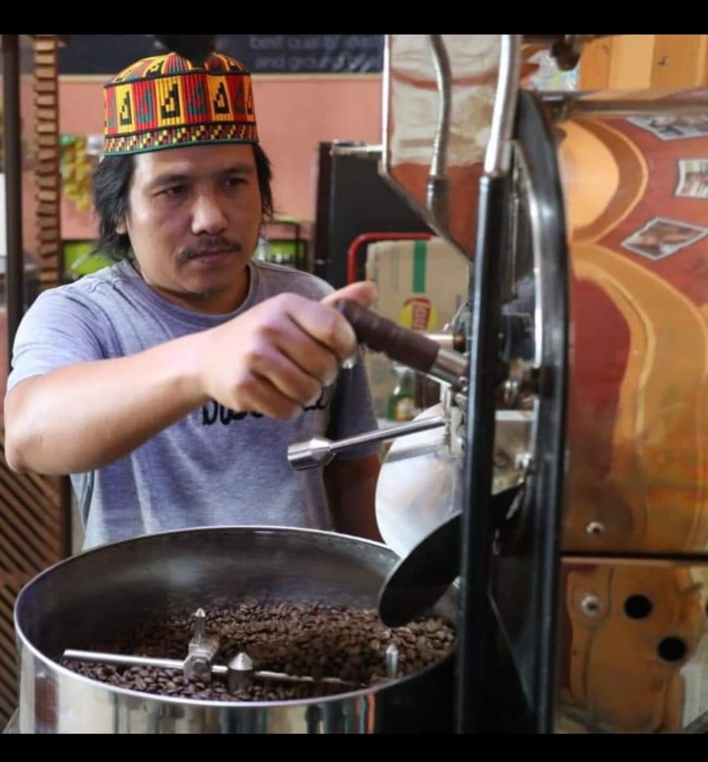 Edi Azhari (41), warga Tangse, Kabupaten Pidie, Aceh, pelaku usaha kopi dan petani kopi Tangse.