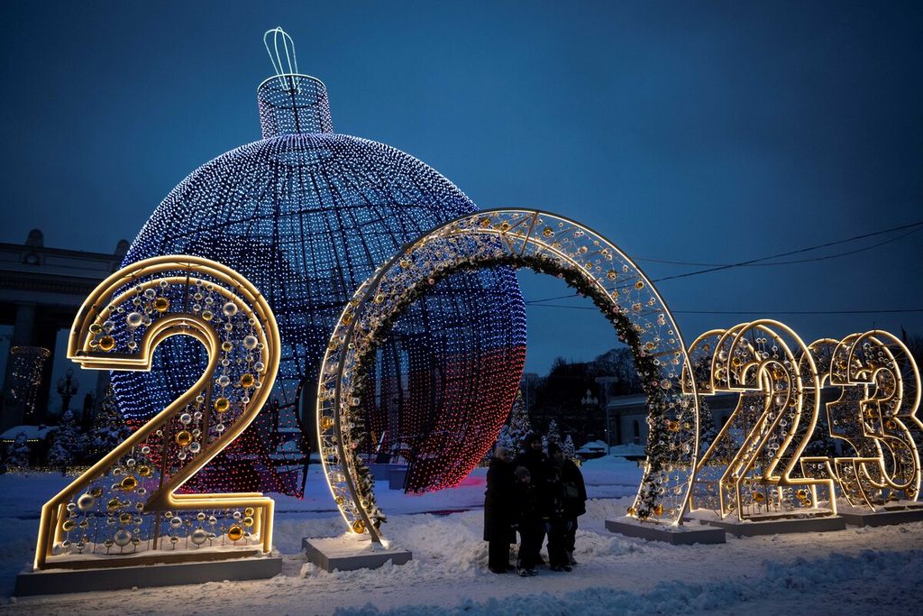 Hiasan untuk memerikahkan Natal  2022 dan Tahun Baru 2023 di salah satu sudut Moskwa, Rusia pada 19 Desember 2022. Mayoritas warga dunia bersiap menyambut perayaan pergantian tahun pertama yang nyaris tanpa pembatasan selepas pandemi Covid-19. 
