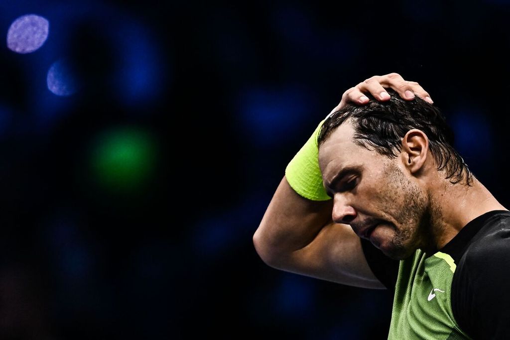 Reaksi petenis Spanyol Rafael Nadal setelah mengalahkan petenis Norwegia, Casper Ruud, dalam pertandingan terakhir babak grup Final ATP di Turin, Italia, Kamis (17/11/2022). Nadal mengalahkan Ruud, 7-5, 7-5, namun gagal maju ke babak semifinal Final ATP.
