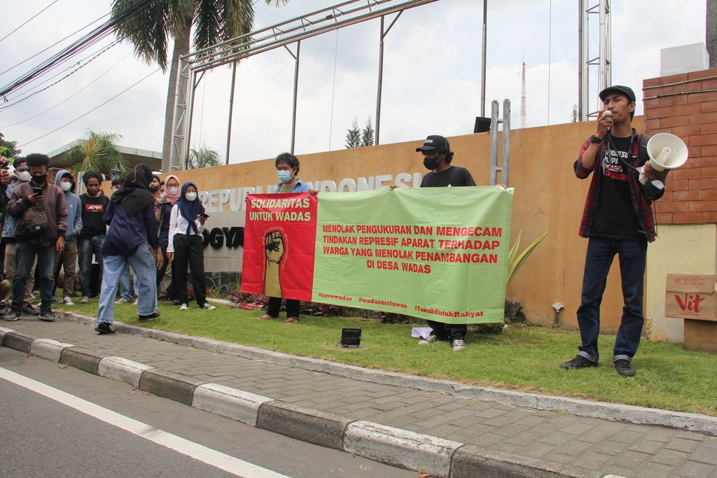 Perwakilan massa yang tergabung dalam Solidaritas untuk Wadas melakukan orasi dalam demonstrasi di depan Markas Polda DI Yogyakarta, Kabupaten Sleman, DIY, Rabu (9/2/2022) siang.