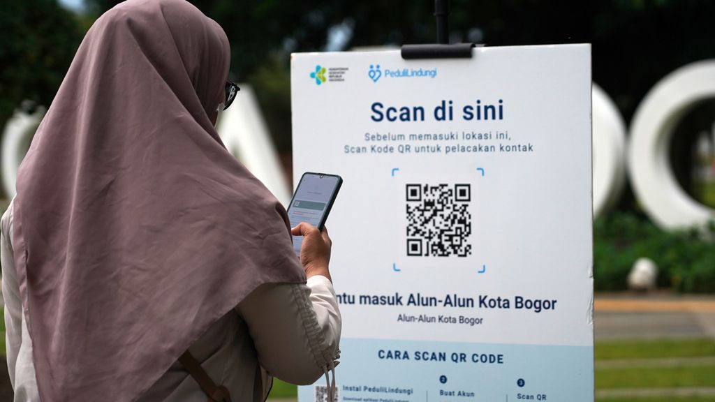 Warga wajib memindai kode batang Peduli Lindungi sebagai syarat wajib masuk kawasan Alun-alun Kota Bogor, Kota Bogor, Jawa Barat, Selasa (15/3/2022). 