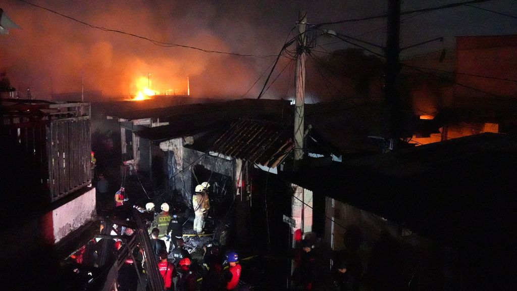 Petugas pemadam kebakaran mencari jenazah di antara reruntuhan bangunan yang terbakar di belakang pipa penerimaan bahan bakar di Depo Pertamina Plumpang di Jalan Tanah Merah Bawah, Jakarta Utara (3/3/2023). 