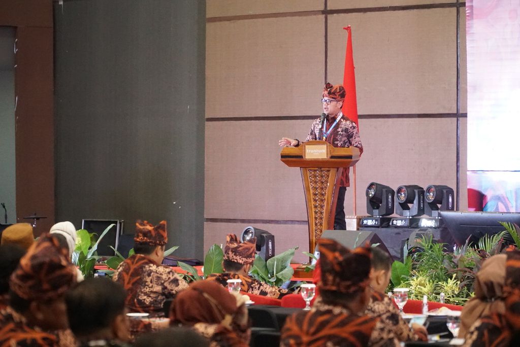 Ketua Dewan Pengurus Apeksi sekaligus Wali Kota Bogor Bima Arya Sugiarto memberikan sambutan di depan peserta Rakernas Apeksi XV di Kota Padang, Sumatera Barat, Senin (8/8/2022). Rakernas Apeksi ini digelar pada 7-10 Agustus 2022 dan diikuti oleh 95 dari 98 pemerintah kota di Indonesia.