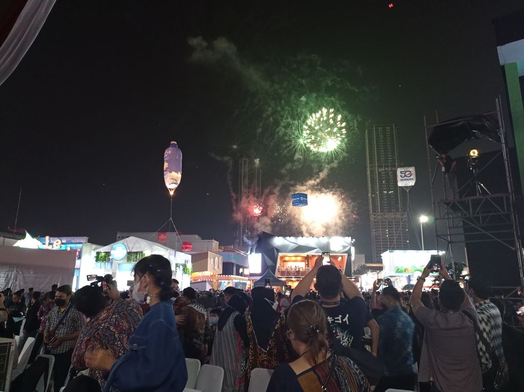 Pesta kembang api saat pembukaan Jakarta Fair Kemayoran atau Pekan Raya Jakarta Ke-53 di Jakarta International Expo, Kemayoran, Jakarta, Kamis (9/6/2022).