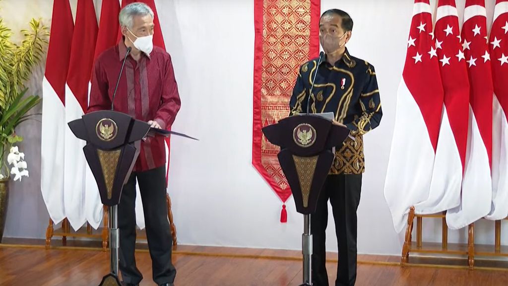 Presiden Joko Widodo dan Perdana Menteri Singapura Lee Hsien Loong bertemu dalam leader' retreat di Bintan, Kepulauan Riau, Selasa (25/1/2022).