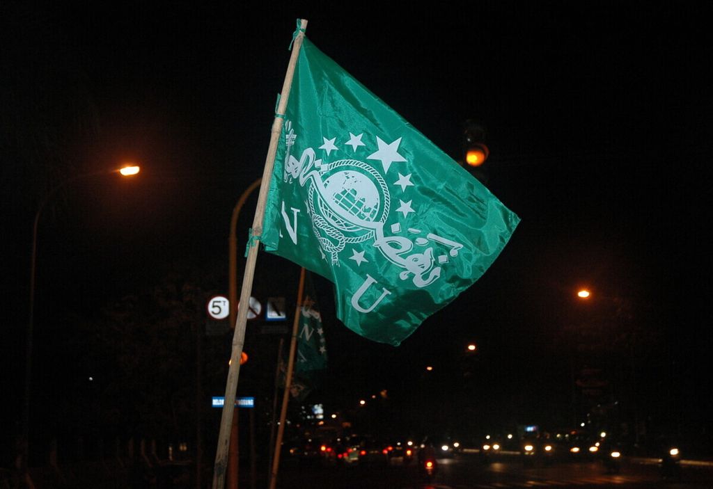 Sejumlah bendera Nahdlatul Ulama (NU) mulai dipasang di Jalan Jenderal Sudirman, Makassar, Rabu (17/3). Hal ini menandai pelaksanaan Muktamar Ke-23 NU yang akan berlangsung di Celebes Convention Centre, Makassar, 23-28 Maret 2010.