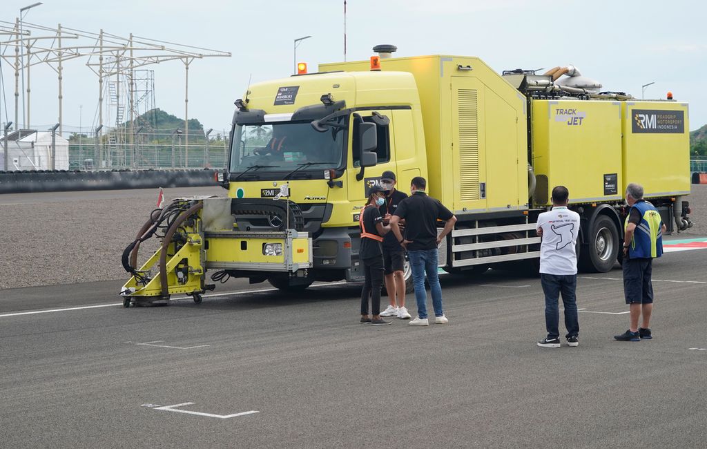 Sebuah truk pembersih aspal digunakan untuk membersihkan lintasan di Sirkuit Mandalika, Sabtu (12/2/2022). Sehari sebelumnya, sejumlah pebalap mengeluhkan kondisi lintasan balap. 